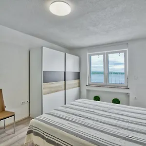 apartman-neira-with-sea-view.pula-hotels.org/